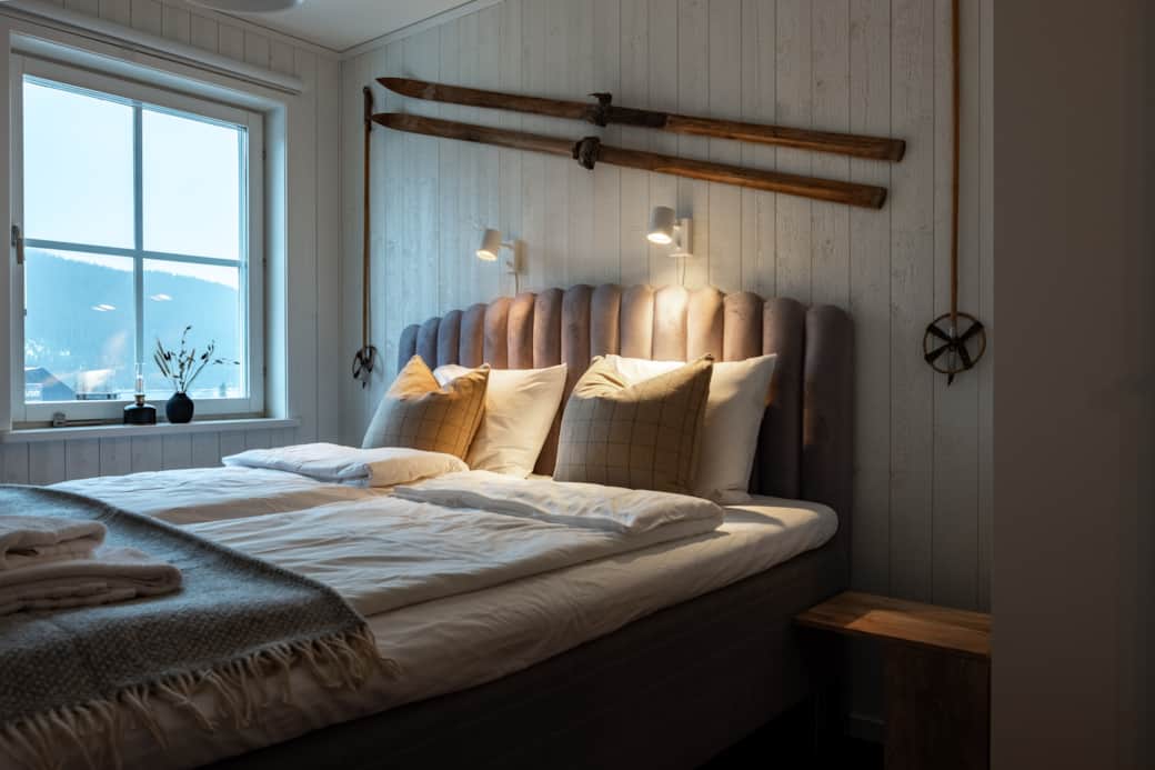Bedroom for 2 with a double bed. Views over Lake Åre and Mount Renfjället.