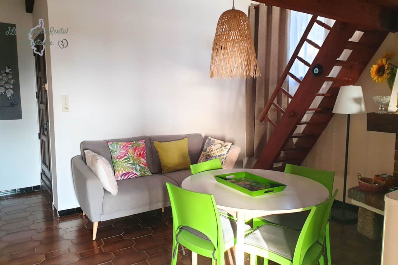 Wohnzimmer mit Zugang zur Veranda