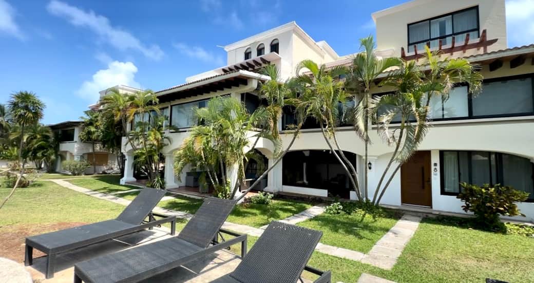 Charming House with Pool and Jacuzzi 500m from Playa Ballenas in CANCUN