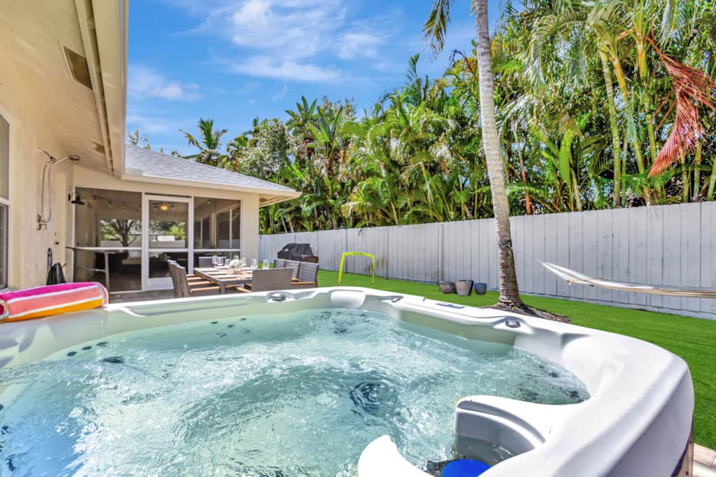 Hot tub, outdoor dining area, hammock & grill!