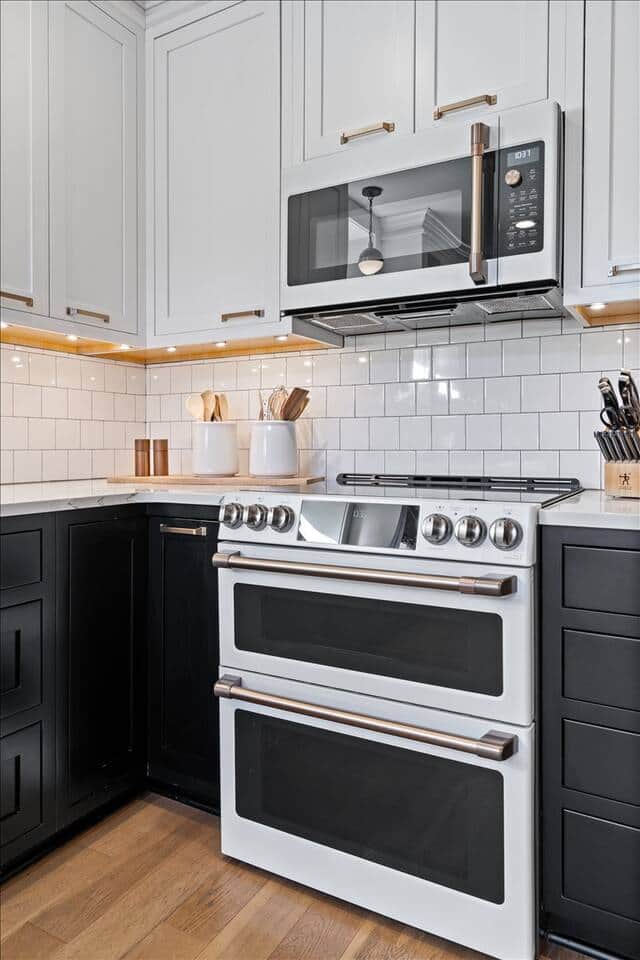 Make mealtime effortless — the double oven lets you cook multiple dishes at once or heat up your downtown takeout like a pro.