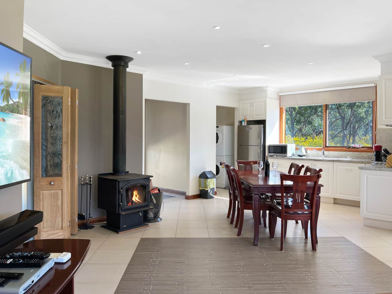 Enjoy warmth in our kitchen and dining area with a charming fire pit. Cozy meals and comfort await!