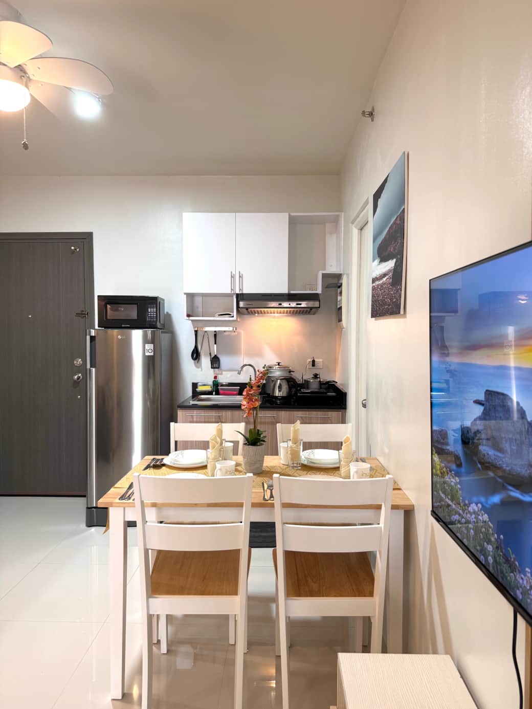 Dining Table & Kitchenette