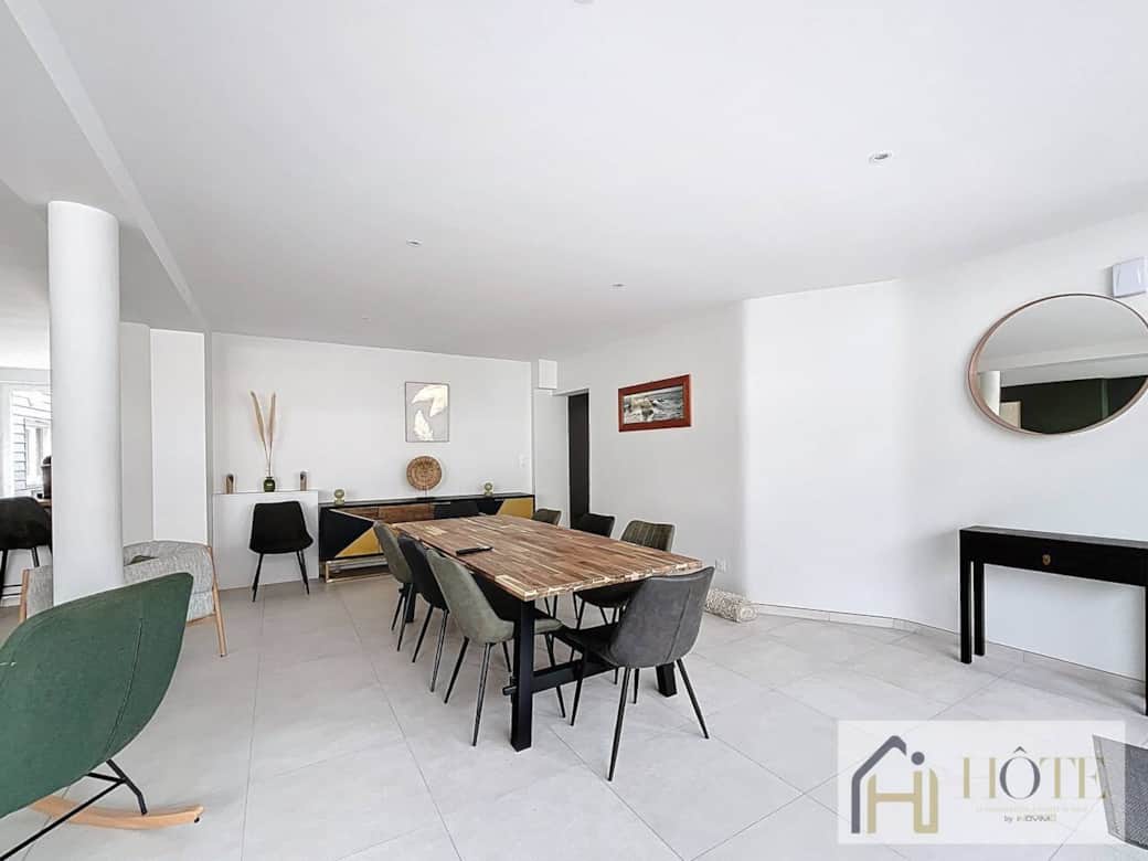 Espace repas élégant pour 8 personnes, idéal pour des dîners aux chandelles et des conversations intimes—parfait pour des instants précieux entre proches.