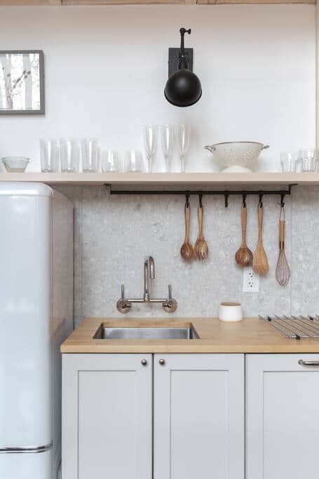 Détails de cuisine — tout ce qu’il faut, rien de trop. Crédit photo: @foundmythrill