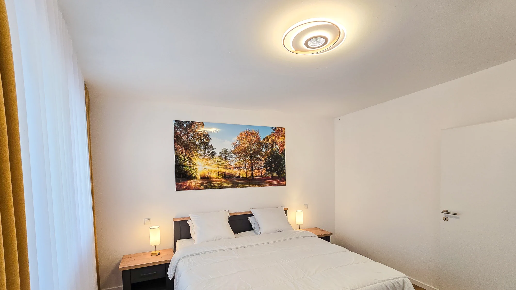 frensdorf-apartments-a1-schlafzimmer-doppelbett-02.png