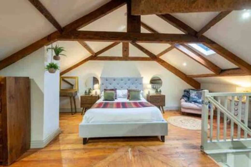 How can you not love this large top floor room, large is size with kingsize bed, cot and seating area. How can you not love this large top floor room, large is size with kingsize bed, cot and seating area.