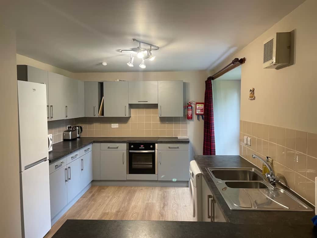 Full kitchen with oven, microwave, fridge freezer, dishwasher and washing machine. Kitchen open plan Full kitchen with oven, microwave, fridge freezer, dishwasher and washing machine. Kitchen open plan
