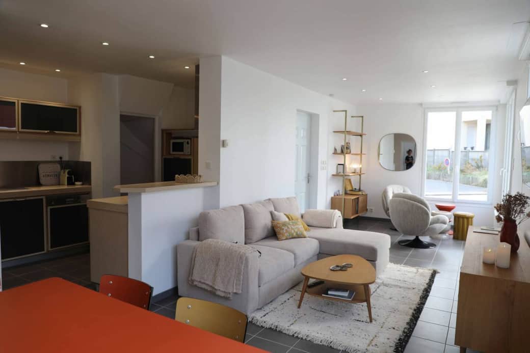 Un salon avec un canapé-lit avec un vrai lit. Tout est fait pour que vous vous y sentiez bien.
Vous trouverez au niveau du meuble télé : les verres à vin et les verres à bières pour l'apéro.