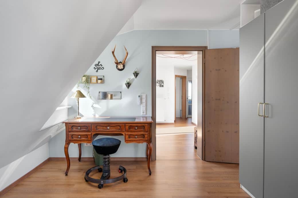 Arbeitsplatz mit ergonomischem Hocker von Swopper inkl. Büromaterial