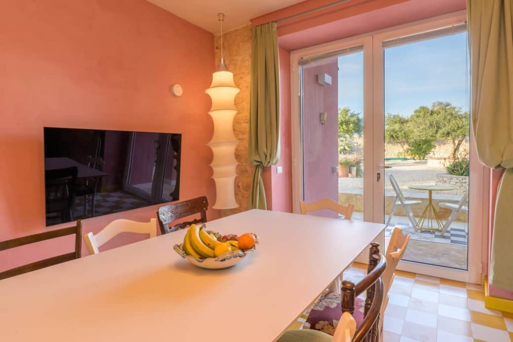 Il tavolo da pranzo con vista sulla piscina