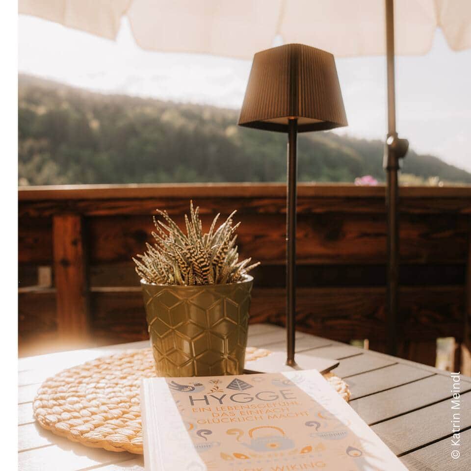 Abendsonne beim Entspannen auf der Terrasse, mit Blick ins Tal und in den Sonnenuntergang.