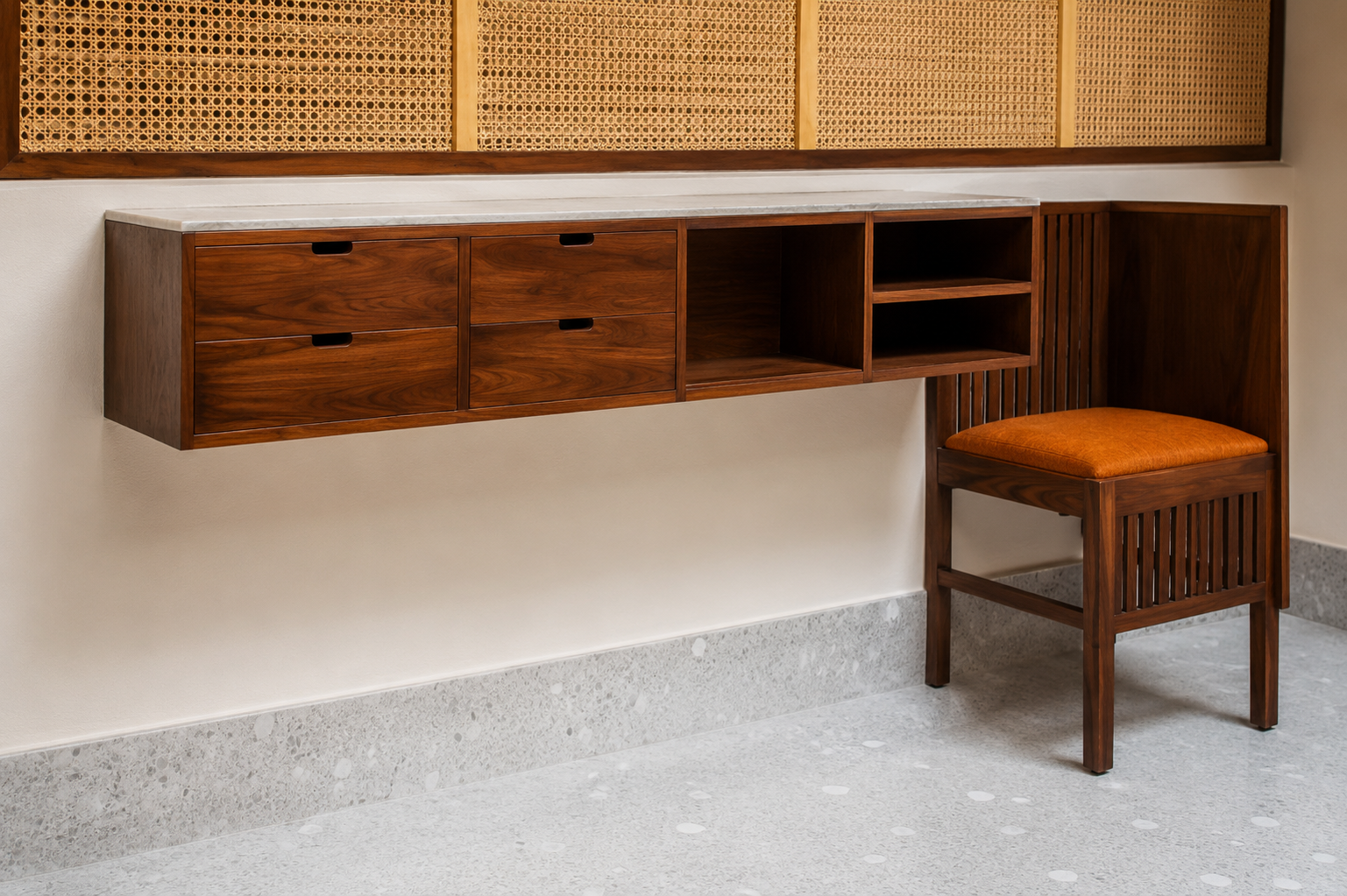 Console suspendue en noyer, plateau de marbre, chaise à barreaux à l'assise orange, panneaux de cannage au mur. Du mobilier chiné pièce par pièce, sur des années.