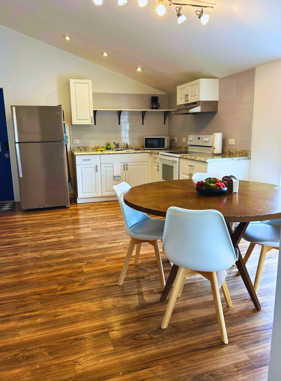 Bright studio with a spacious kitchen and dining table for four. Lakeland, FL