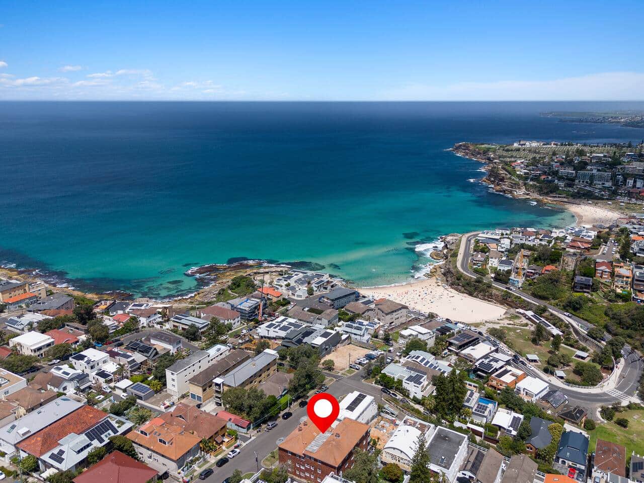 The unit is idealy located, 2 mins walk from tama beach & bondi road, 5 mins from bondi beach and Bronte
Spacious 2 bedroom and sunroom
#bondi #tama #bondi beach # bronte # beach