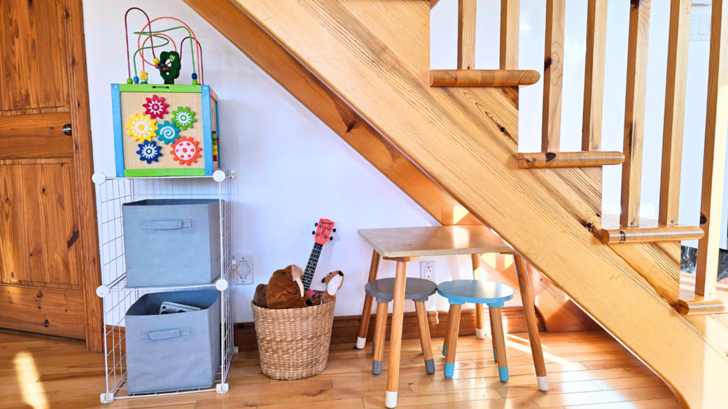 Petit coin pour enfants avec jouets, crayons et livres. Petit coin pour enfants avec jouets, crayons et livres.