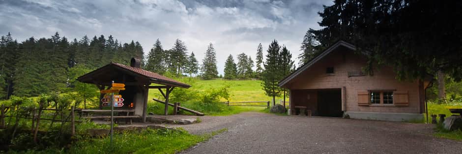 Hütte mit Feuerstelle