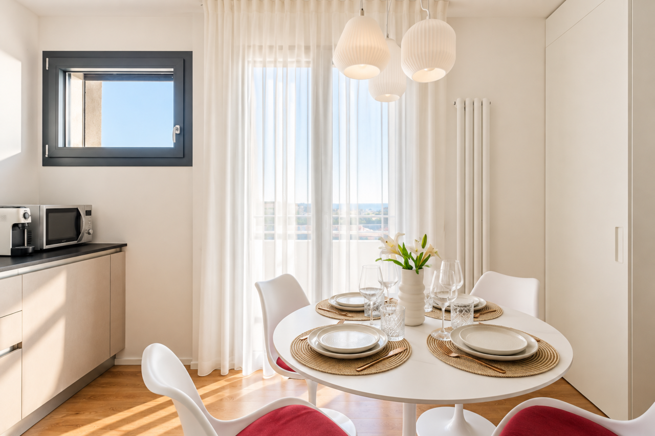 Sala da pranzo scandinava con fiori bianchi