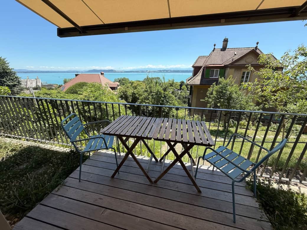 Petite terrasse conviviale pour 4 personnes, avec auvent. Petite terrasse conviviale pour 4 personnes, avec auvent.