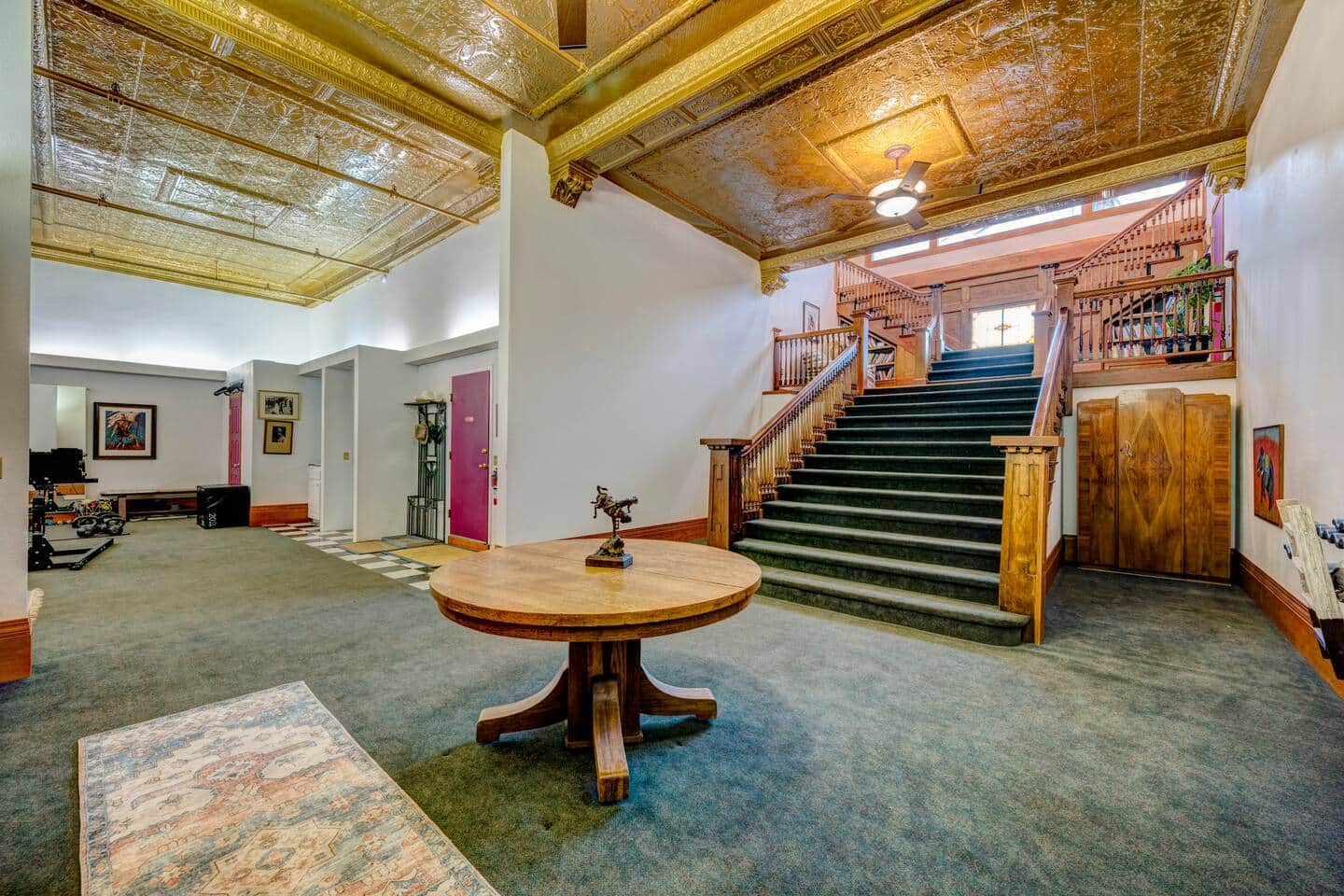 New York Store Suite bar area