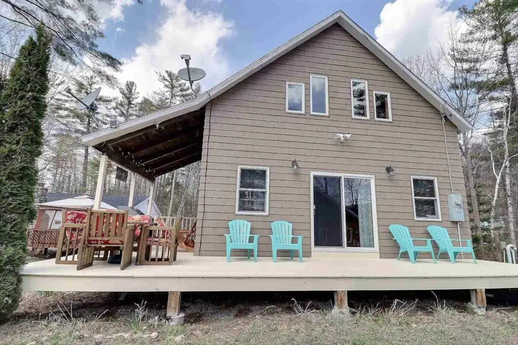 A peaceful New Hampshire cabin retreat—perfect for slowing down and unplugging.Cabin