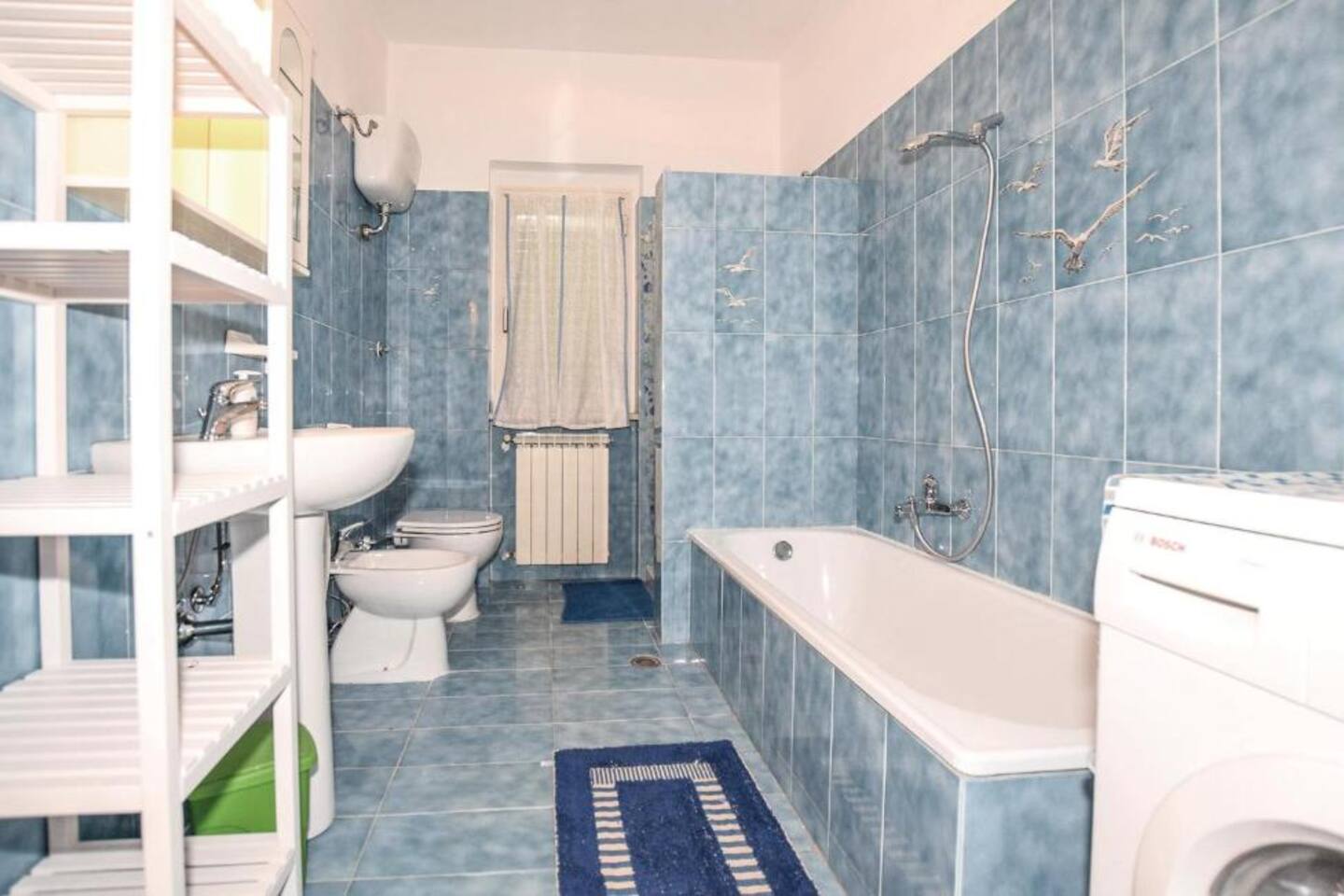 Bagno completo con box-doccia e vasca da bagno