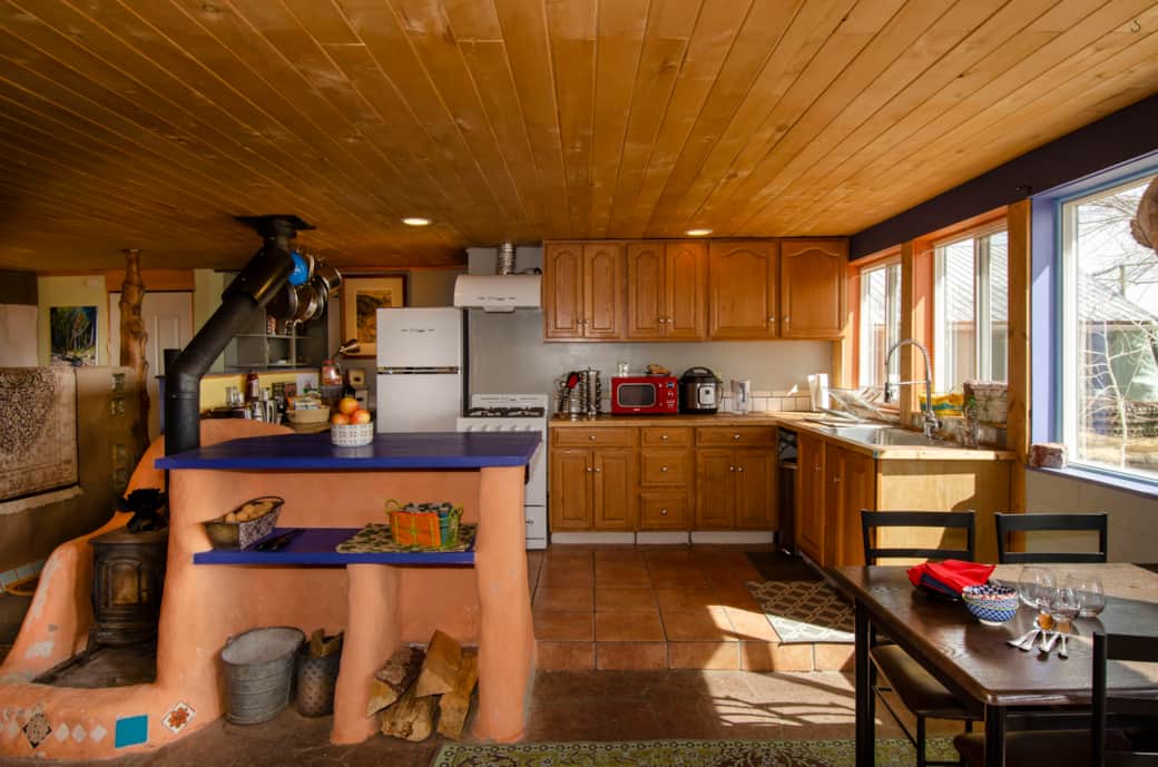 Comfortable, cozy and modern kitchen and living room nurture relationships between guests Comfortable, cozy and modern kitchen and living room nurture relationships between guests