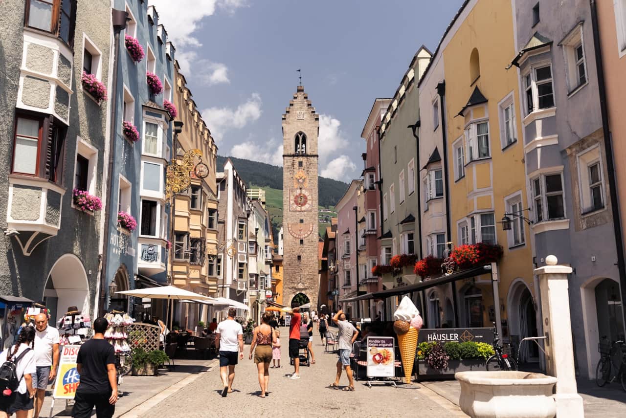 Historic charm in Sterzing – colorful facades, cozy cafés, and alpine town vibes in the heart of South Tyrol.