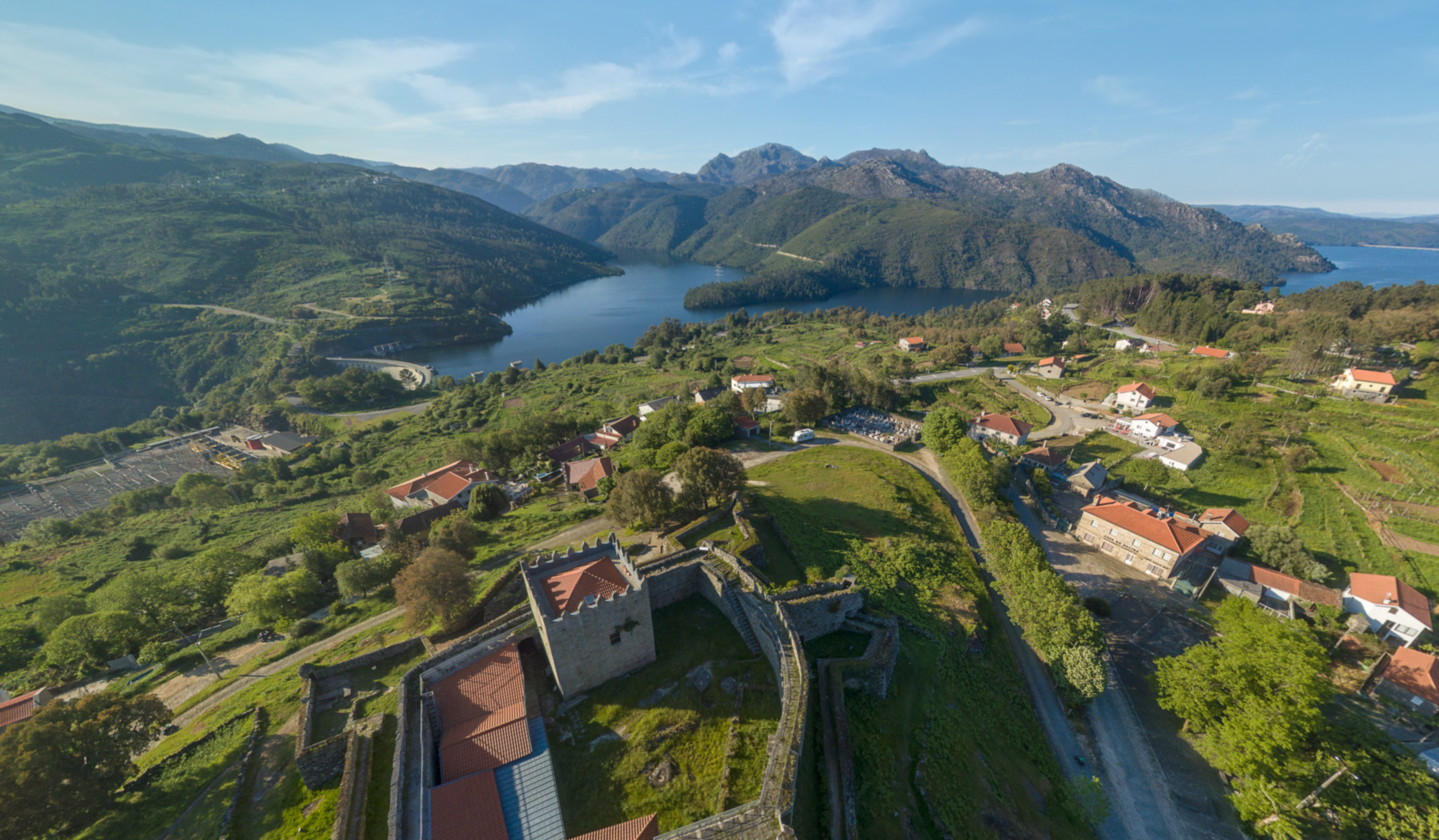 crest-houses-lindoso-geres-surrounding-landscape.png
