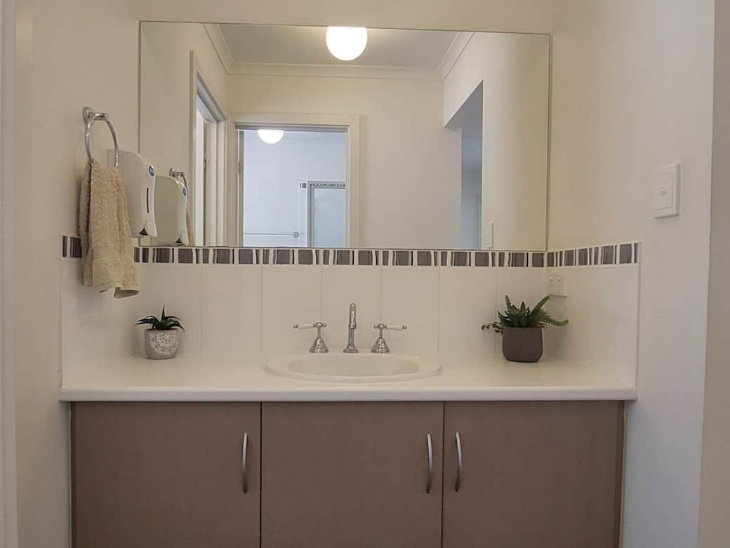 Separate areas with vanity, toilet and shower and bath. Perfect for families. 