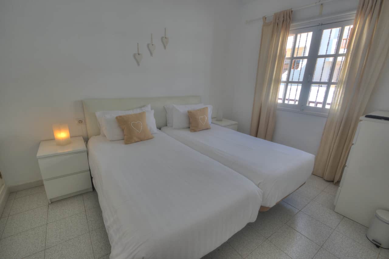 Dormitorio con dos camas individuales