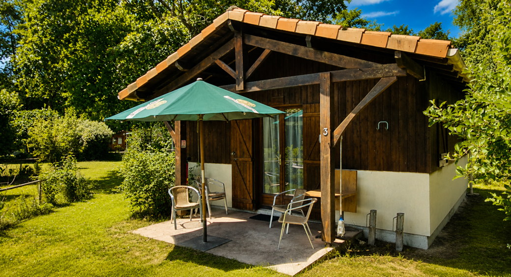Cabane ensoleillée dans le jardin verdoyant