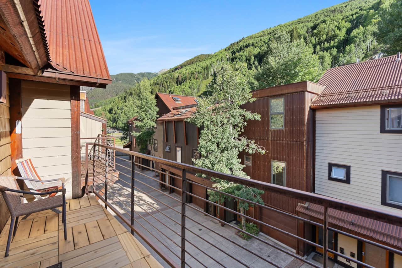 Private balcony w views of ski area