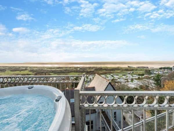 Sea Breeze - Fantastic Holiday Apartment - Hot Tub
