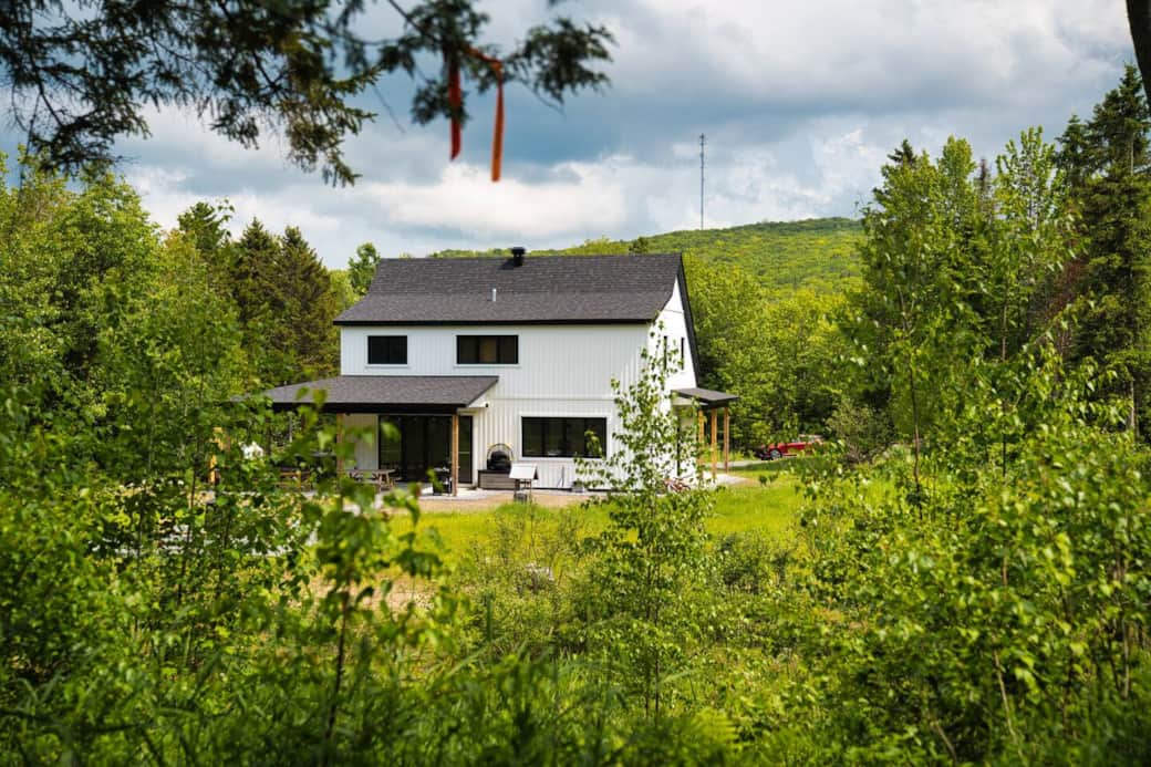 Vue de l'arrière du chalet.