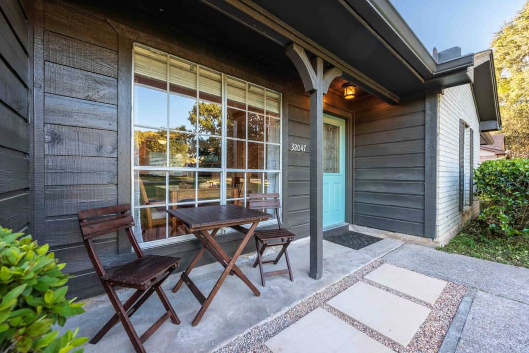 Enjoy your morning coffee/tea on the covered front porch! Enjoy your morning coffee/tea on the covered front porch!