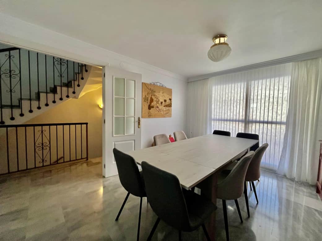 Dining area with extendible table Dining area with extendible table