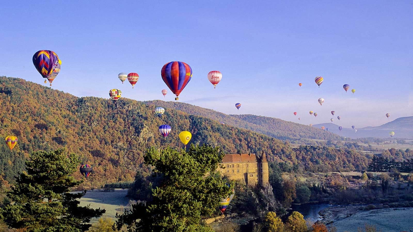 Montgolfières sur la Loire et le château de Lavoûte-Polignac