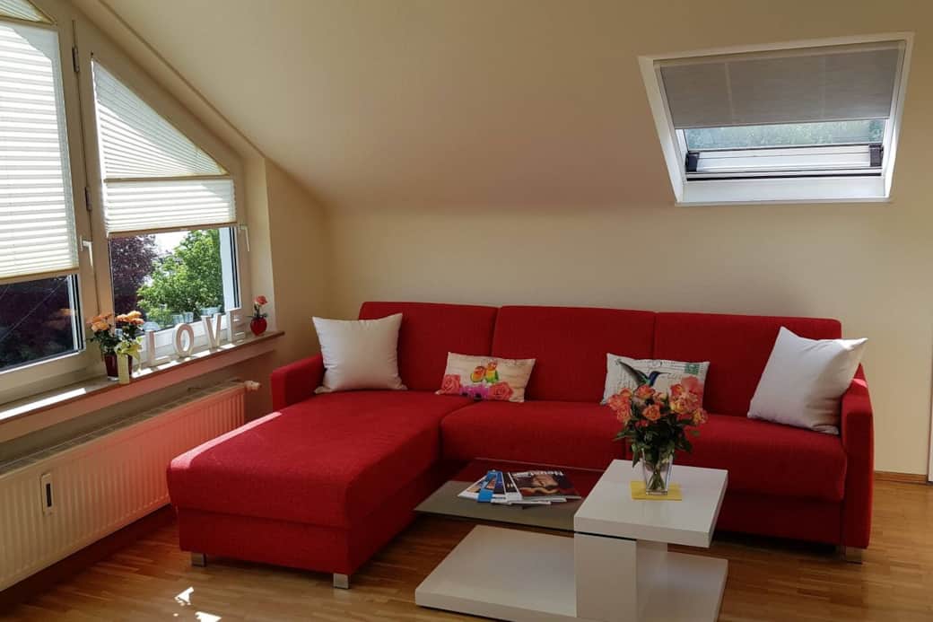 Heller Wohnbereich mit praktischem Sonnenschutz. ARISTA Ferienwohnung Friedrichshafen