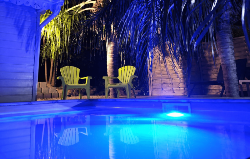 La piscine éclairée à la tombée de la nuit