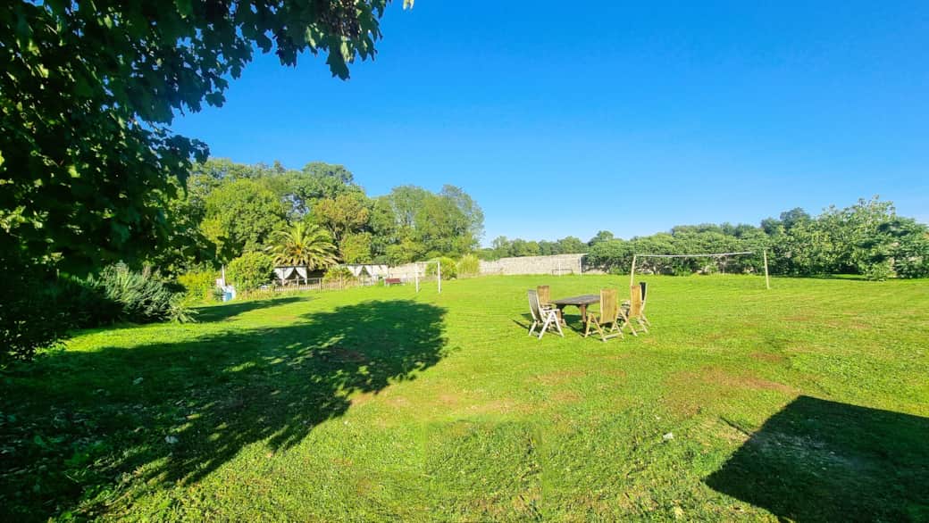 Espace détente en plein air avec chaises longues Espace détente en plein air avec chaises longues