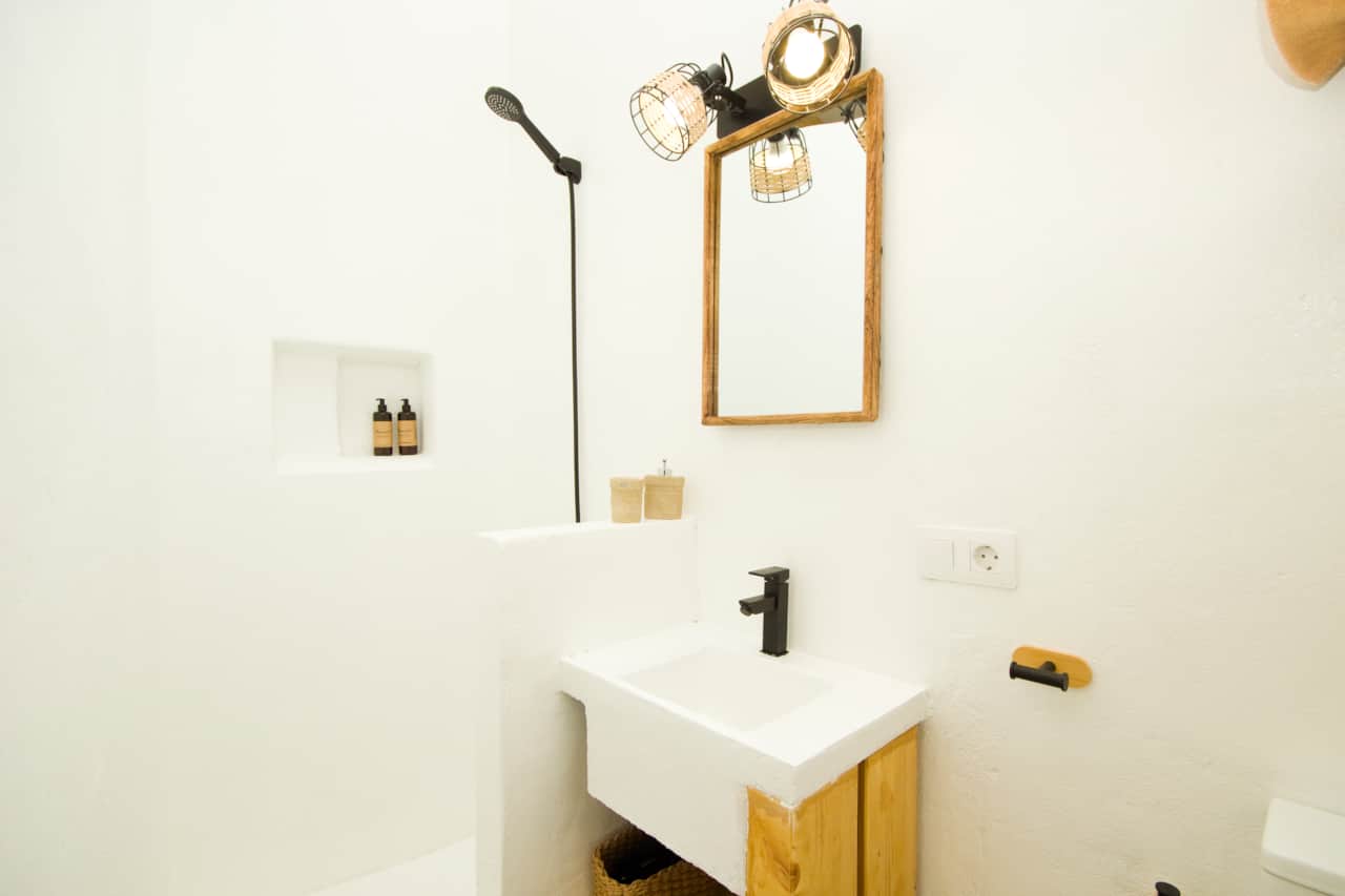 Modern bathroom with shower at El Charco Lofts 4, Arrecife