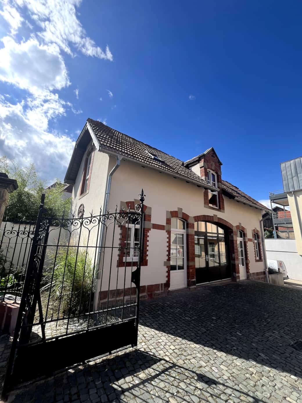 Vous aurez la chance de loger dans une petite maison individuelle, dans un rue calme et proche de toutes les commodités (gare, boulangeries, restaurants, accès routier...).