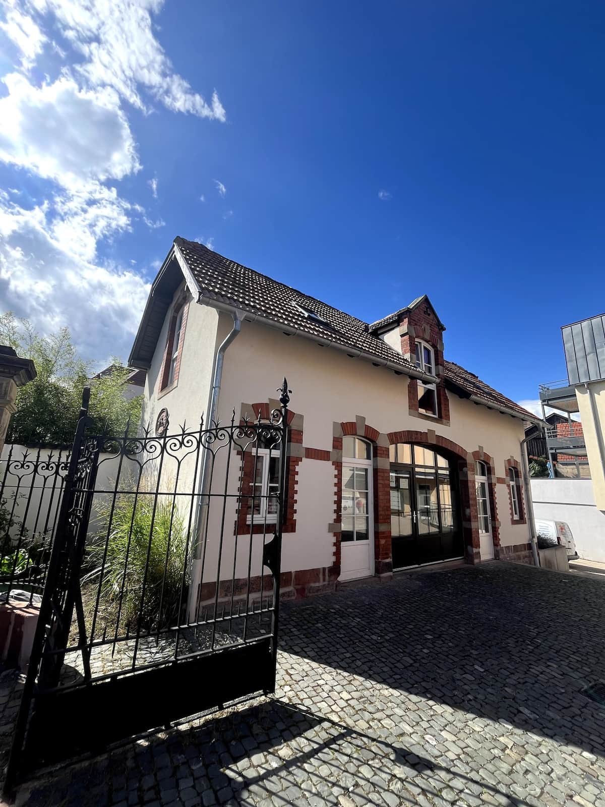 Vous aurez la chance de loger dans une petite maison individuelle, dans un rue calme et proche de toutes les commodités (gare, boulangeries, restaurants, accès routier...).