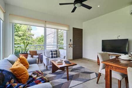 Ultimate relaxation zone: Smart TV, cozy couch, your choice.