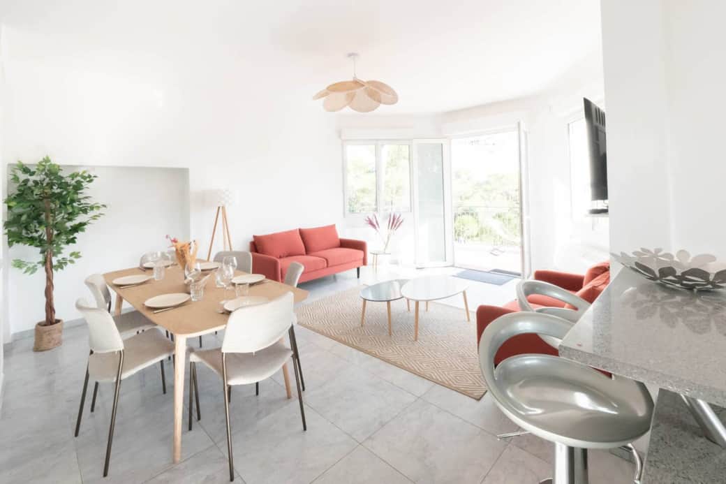Salon - salle à manger donnant sur la terrasse avec vue à 180° sur le parc de la maison 