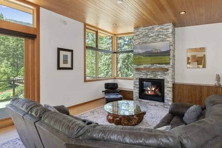 Living room w/ fireplace