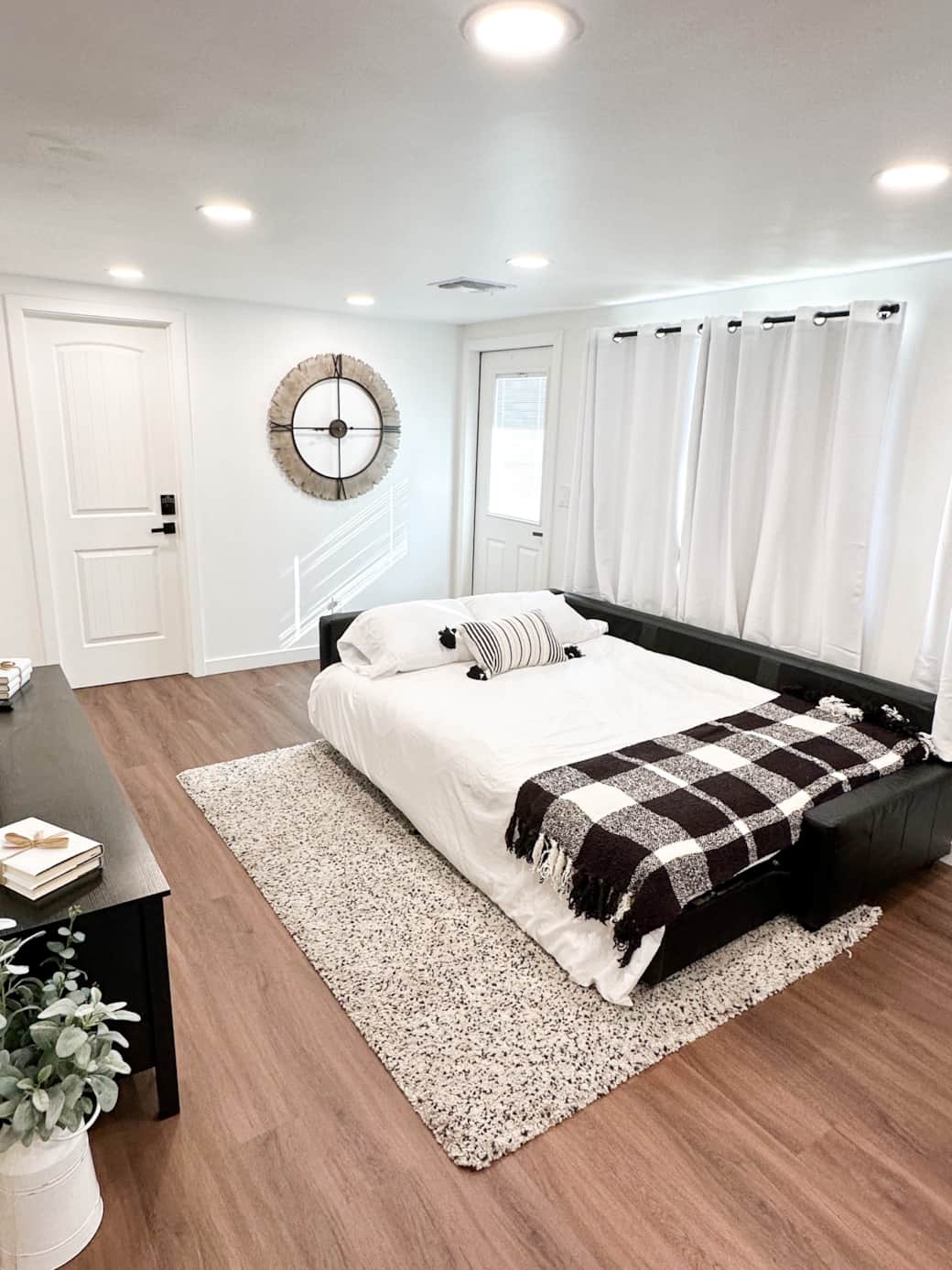 Living Room / Bed