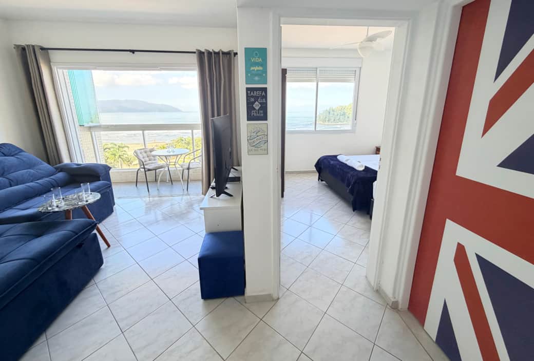 Integração entre sala e quarto com vista para o mar em apartamento para aluguel por temporada.