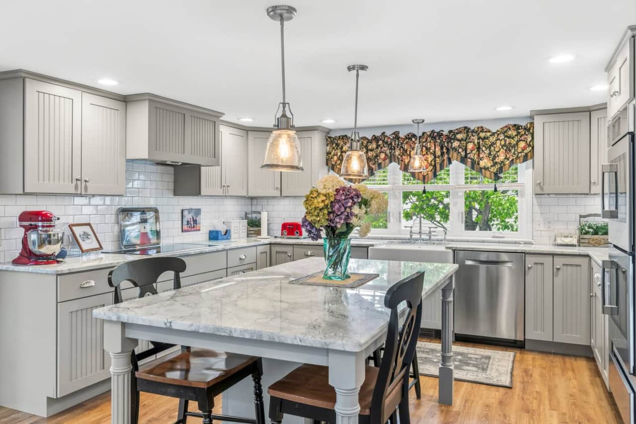 Large kitchen island. 4 stools